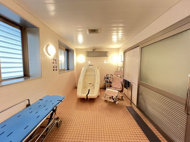 清潔感のある浴室 浴室 滑りにくいフロアと手すりが整備され、安全に配慮された浴室です。ゆったりとしたバスタイムをお過ごしいただけます。