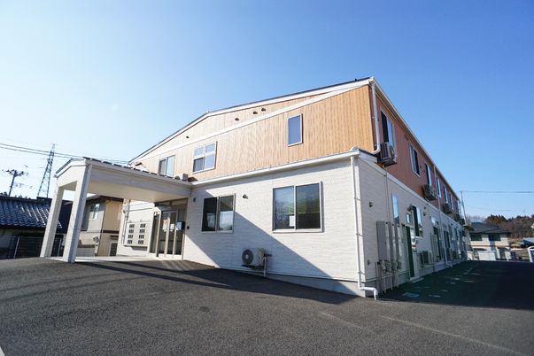 明るい日差しの施設外観