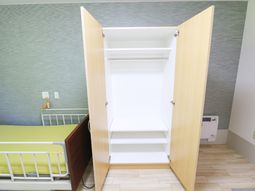 清潔な居室のクローゼット