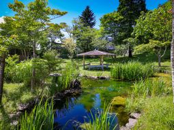 緑豊かな庭園と小屋