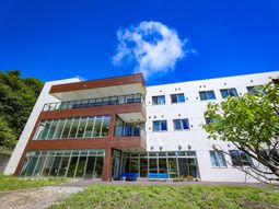 明るい日差しの施設外観