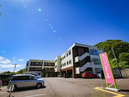 晴れた日の施設外観