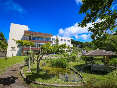 緑に囲まれた建物外観