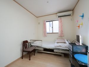 居室のベッドと椅子  