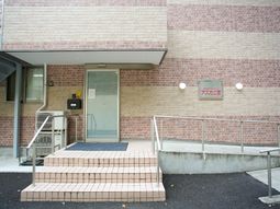 明るい施設のエントランス