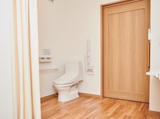 明るい清潔なトイレ空間