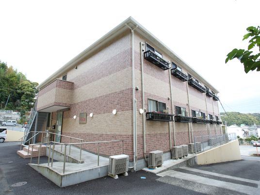 明るい外観の建物