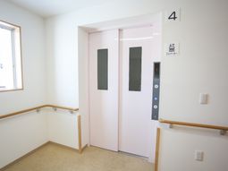 清潔なエレベーター前廊下