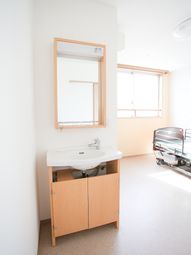 明るい洗面台のある居室