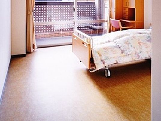 明るい個室の居室  