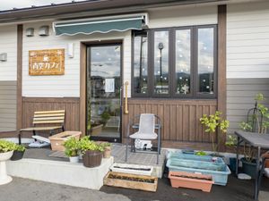 植木が並ぶ入口の外観  