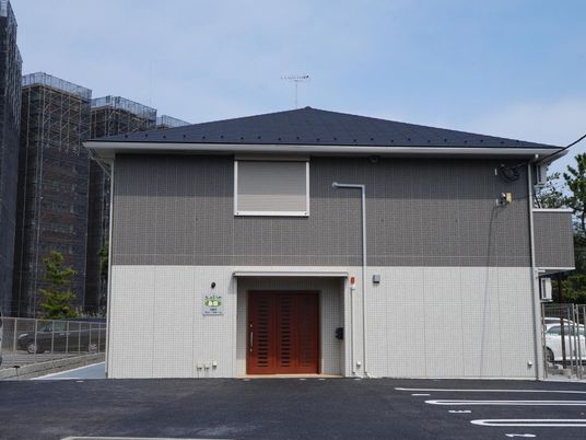 落ち着いた外観の建物  