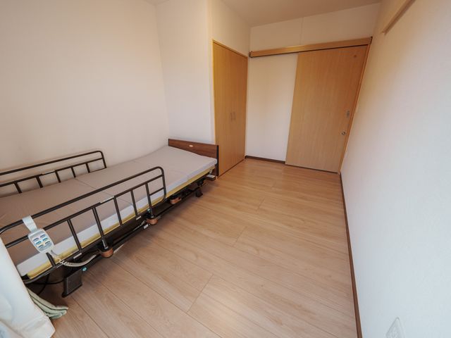 居心地よい居室 居室 明るい自然光が差し込む心地よい空間です。落ち着いた雰囲気でリラックスできます。