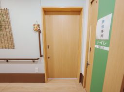 男性用トイレの扉
