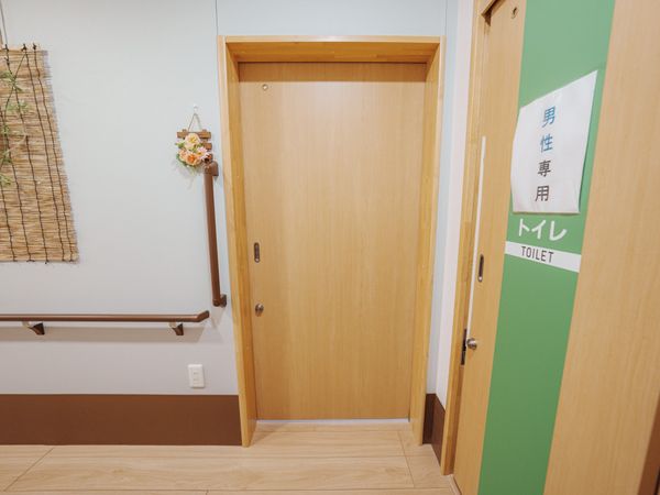 男性用トイレの扉