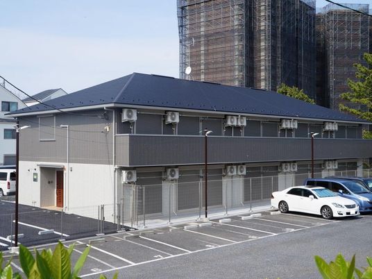 駐車場のある建物外観  