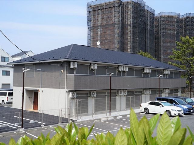 清潔感のある建物の外観 外観 新しい外観の建物は、清潔感があり、駐車場も完備されておりますので、アクセスも便利です。