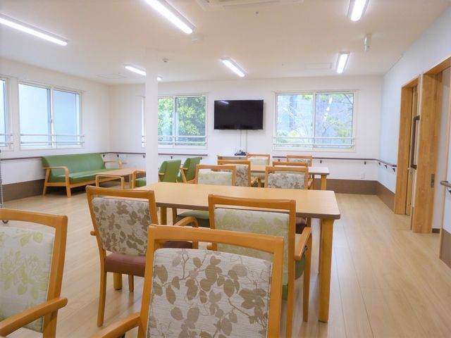 共有スペースの明るい居室 リラックススペース ゆったりとした彩り豊かな食堂で、昼下がりの憩いの場を提供しています。自然光が差し込む窓際や、共有テレビを眺めつつ、リラックスした時間を過ごせます。