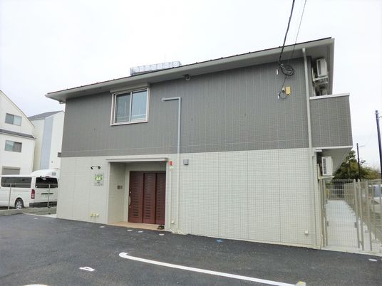 シンプルな建物の外観