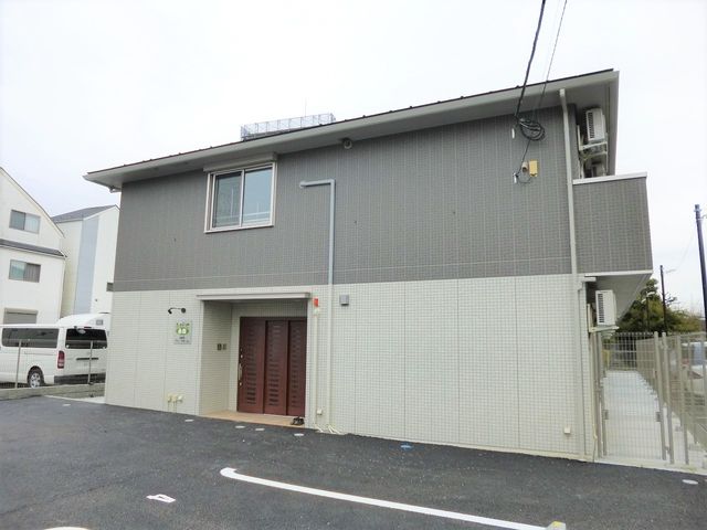 シンプルな建物の外観 外観 清潔感のある建物のエントランスは、出入りがしやすいようにバリアフリー設計がなされており、仕事に就く際に安心できる環境です。