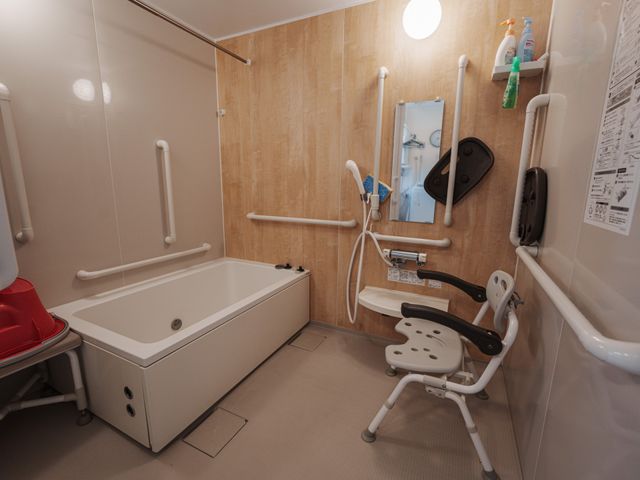 広々とした浴室 浴室 車椅子でも安全に入浴できます。手すりやシャワーチェアが完備された広い空間です。