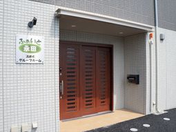 木製扉の入り口