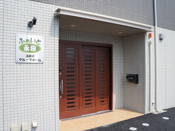 木製扉の入り口