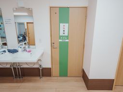 清潔な洗面台の前