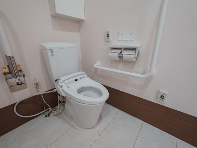 便利な設備のトイレ トイレ 広々とした空間で使いやすさが考慮されています。スタッフの方も快適に作業できる環境です。
