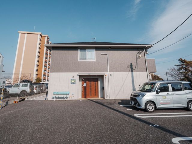 施設の外観 外観 車の停められるスペースが広々としており、訪問者にも便利です。安心して働ける環境です。