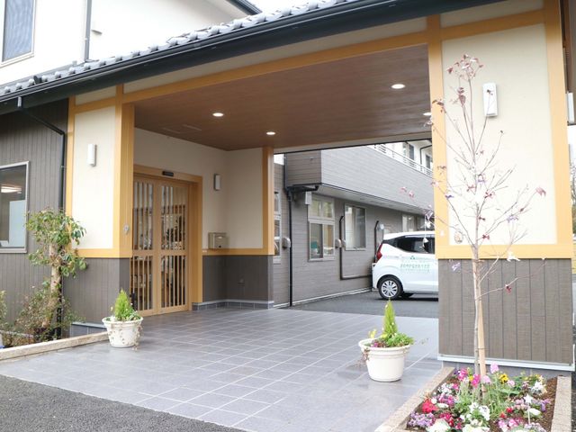 心地よいアクセスのエントランス エントランス エントランス周辺は清潔感にあふれ、訪れる全ての人を温かく迎え入れる環境が整っています。