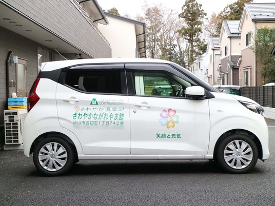 スタッフ用の白い車
