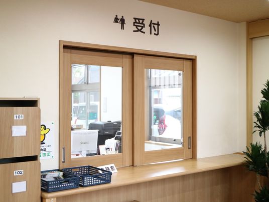 明るい受付の風景