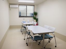 清潔な明るい多目的室