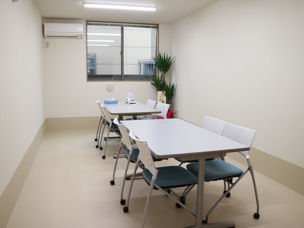 清潔な明るい多目的室