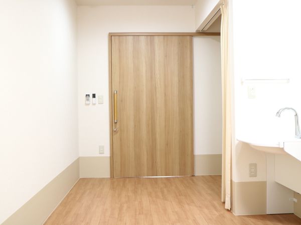 シンプルな居室のドア