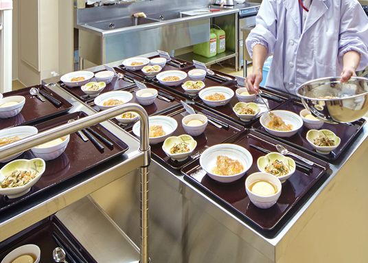 配膳を準備するキッチン