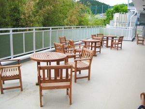 テラスの木製椅子  