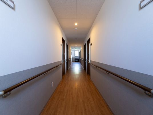 明るく広い廊下