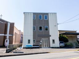 明るい日差しの外観