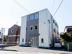 建物と教会が並ぶ風景