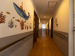 海の壁画がある廊下