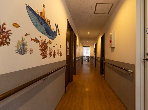 海の壁画がある廊下