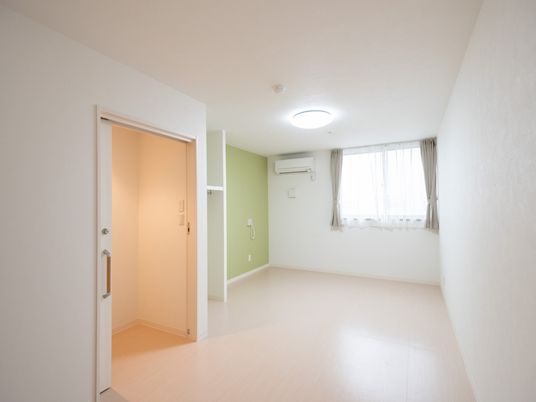 清潔感のある明るい居室