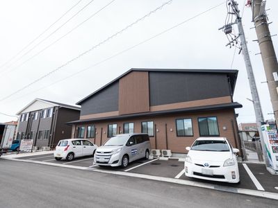 茶色い外壁の建物外観