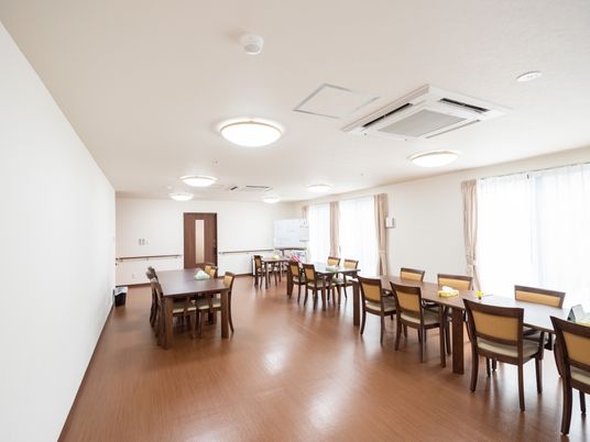 広々とした明るい食堂
