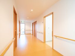 明るく清潔な廊下