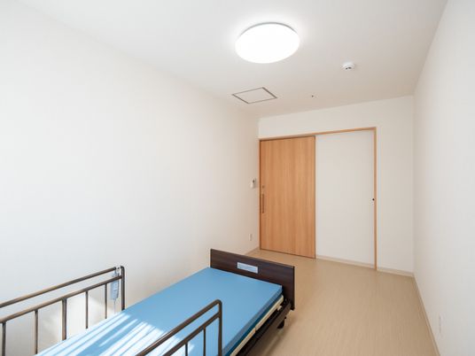 シンプルな居室の様子
