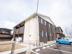 茶色の建物の外観