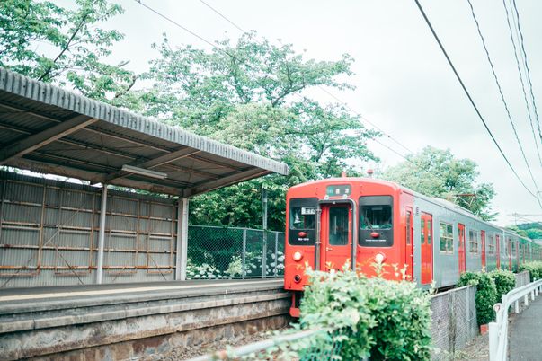 赤い電車とホームの様子